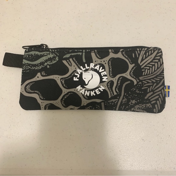 Fjällräven Kånken Black and Green Pencil Case with Notebook - Picture 4 of 7